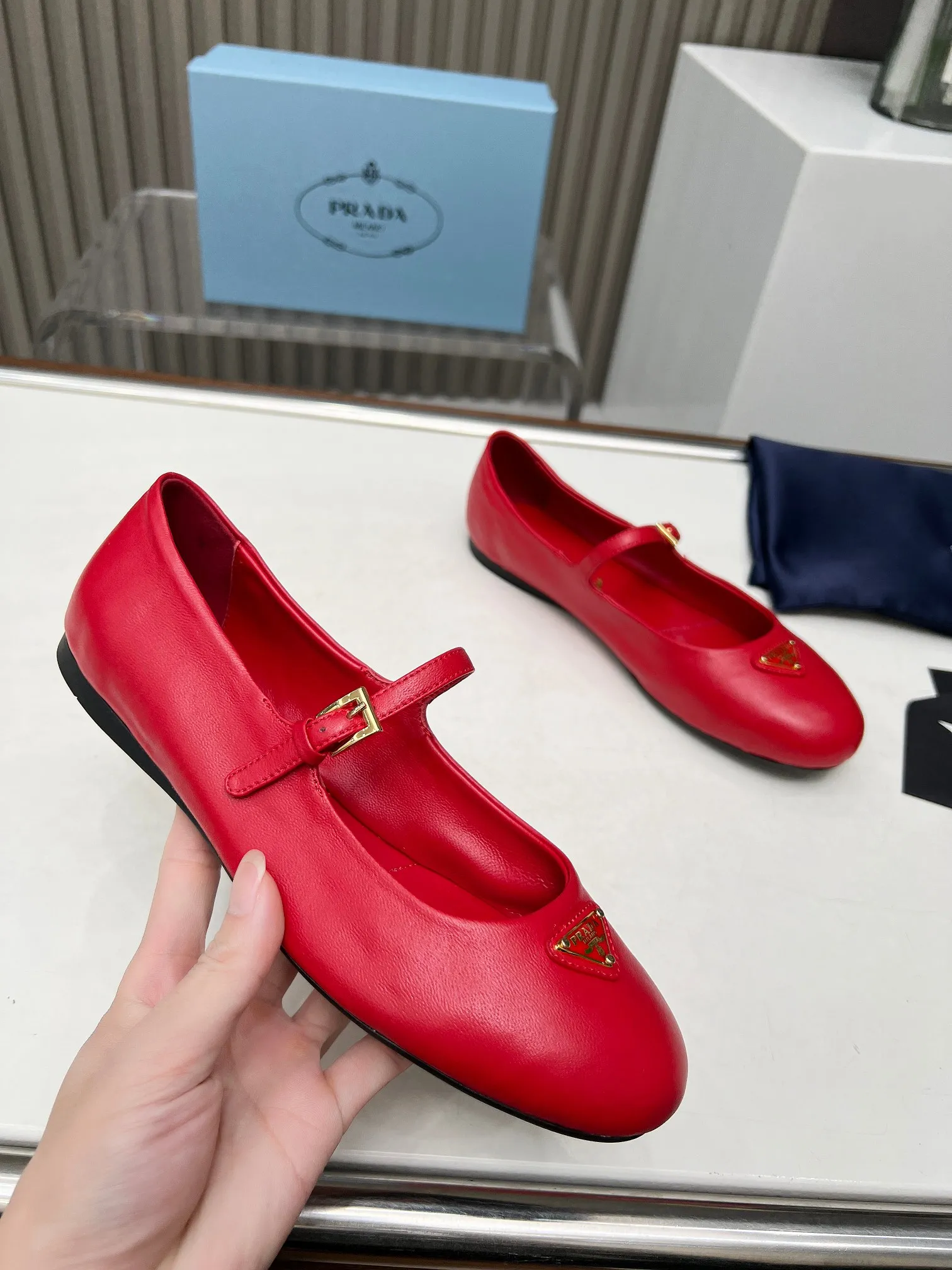 440💰 PRADA💝💝24 years💯💯💯New British Style Dancing💃 Shoes Small Leather Loafers - Retro Fashion Classic Items A new product created at the first major show of Paris Fashion Week. The inspiration is cleverly combined with the perfect shoe shape by D's main designer. With brand buckles, it is more fashionable. Upper: imported mixed sheepskin inner lining: lambskin lining Sole: Original [Fireworks][Fireworks] 1:1 molded rubber foam sole Size: 35-41 yards